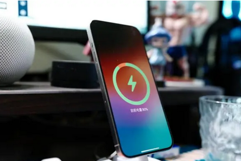 渭城苹果15换屏服务分享用什么充电器给iPhone15充电更好 